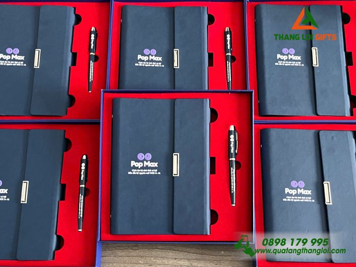 Set Quà Tặng (Sổ Tay Bìa Còng & Bút Ký) Màu Xanh - In Khắc Logo Pop Max