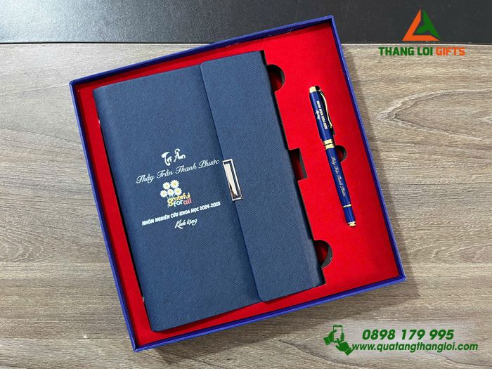 Bộ Quà Tặng (Sổ Tay Bìa Còng & Bút Ký) Màu Xanh - In Khắc Tên Làm Quà Tri Ân Thầy Cô