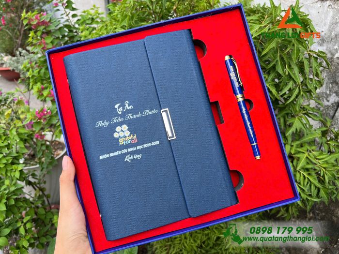 Bộ Quà Tặng (Sổ Tay Bìa Còng & Bút Ký) Màu Xanh - In Khắc Tên Làm Quà Tri Ân Thầy Cô