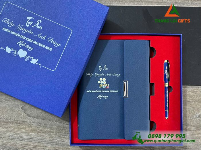 Bộ Quà Tặng (Sổ Tay Bìa Còng & Bút Ký) Màu Xanh - In Khắc Tên Làm Quà Tri Ân Thầy Cô