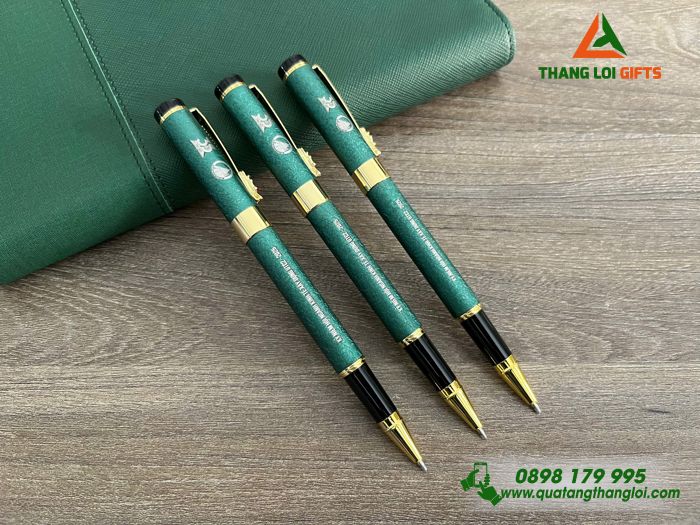 Bút Ký Kim Loại Khoen Cài Hình Đầu Rồng Màu Xanh Lá - Khắc Logo Trường Đại Học Giao Thông Vận Tải