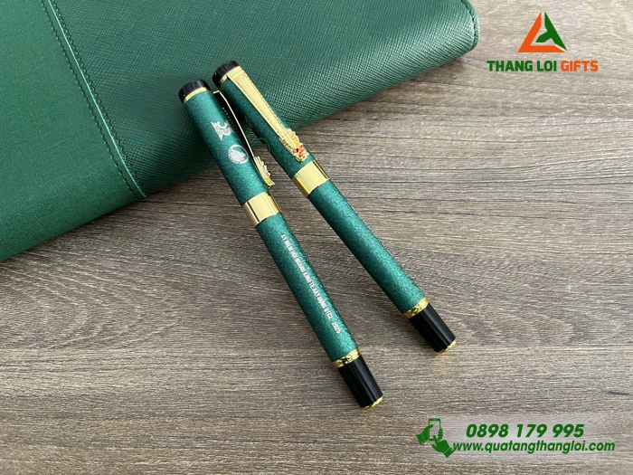 Bút Ký Kim Loại Khoen Cài Hình Đầu Rồng Màu Xanh Lá - Khắc Logo Trường Đại Học Giao Thông Vận Tải