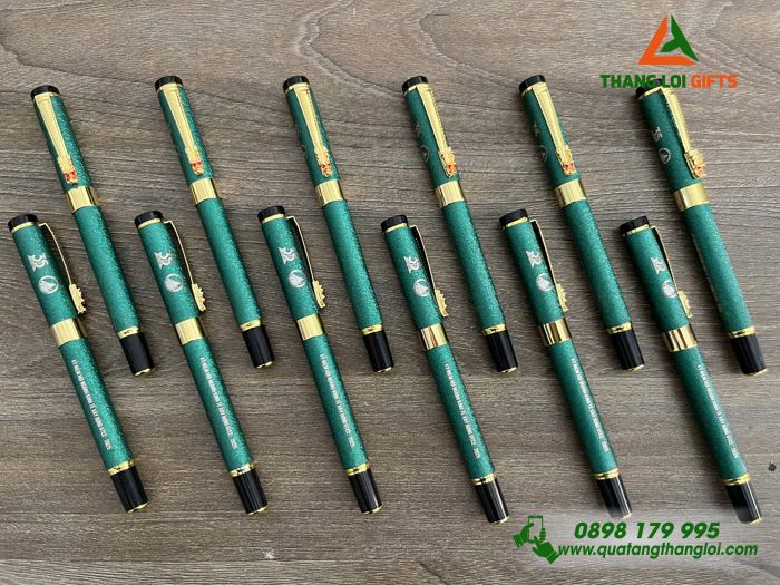 Bút Ký Kim Loại Khoen Cài Hình Đầu Rồng Màu Xanh Lá - Khắc Logo Trường Đại Học Giao Thông Vận Tải