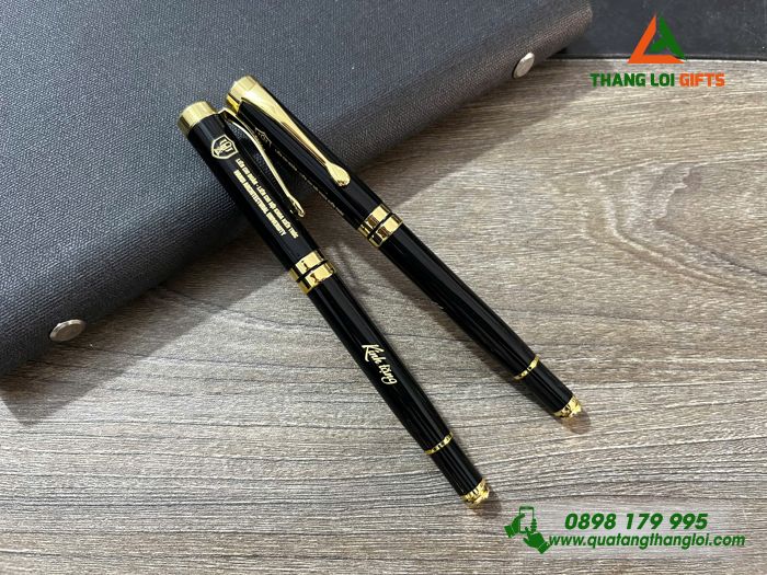 Bút Ký Kim Loại Màu Đen Khoen Vàng - Khắc Logo Trường Đại Học Kiến Trúc Hà Nội