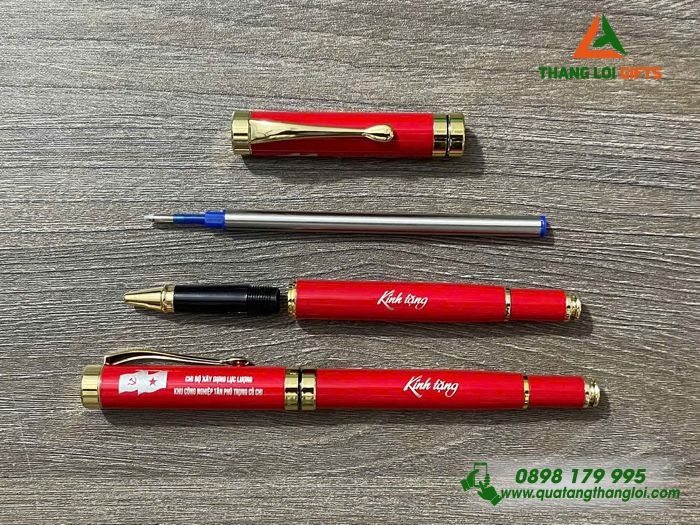 Bút Ký Kim Loại Màu Đỏ Khoen Vàng - Khắc Tên Khu Công Nghiệp Tân Phú Trung Củ Chi