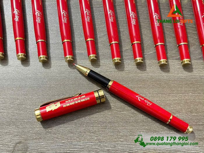 Bút Ký Kim Loại Màu Đỏ Khoen Vàng - Khắc Tên Khu Công Nghiệp Tân Phú Trung Củ Chi