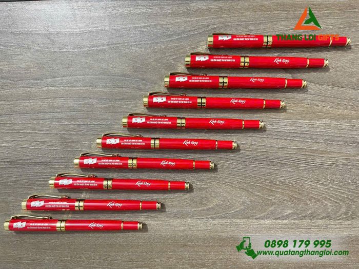 Bút Ký Kim Loại Màu Đỏ Khoen Vàng - Khắc Tên Khu Công Nghiệp Tân Phú Trung Củ Chi
