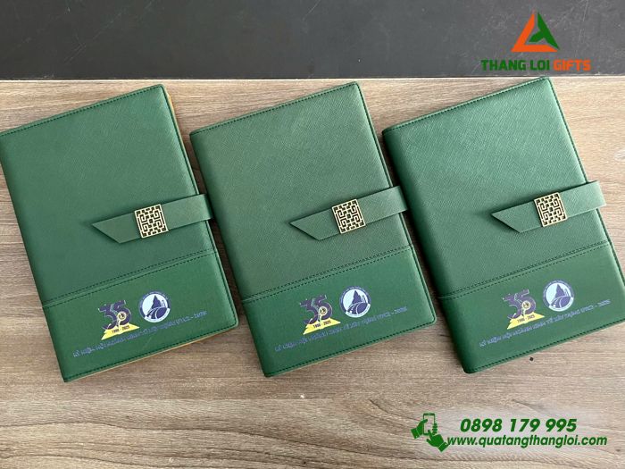 Sổ Tay Bìa Còng Màu Xanh Lá - In Logo 35 Năm Trường Đại Học Giao Thông Vận Tải