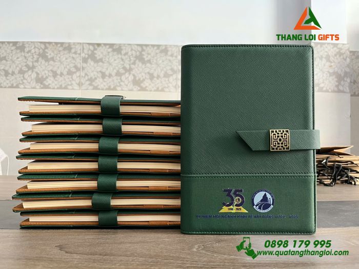 Sổ Tay Bìa Còng Màu Xanh Lá - In Logo 35 Năm Trường Đại Học Giao Thông Vận Tải