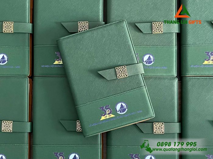Sổ Tay Bìa Còng Màu Xanh Lá - In Logo 35 Năm Trường Đại Học Giao Thông Vận Tải