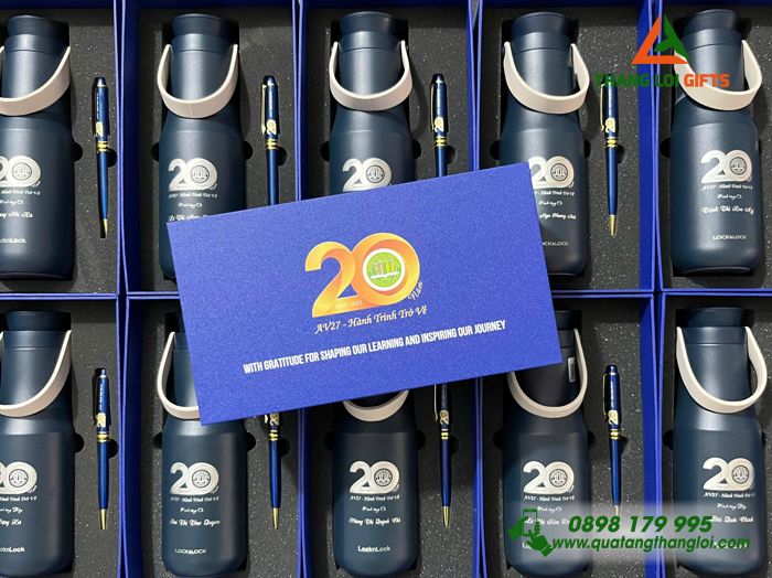 Bộ Quà Tặng (Bình Giữ Nhiệt Lock&Lock & Bút Ký) Màu Xanh - In Khắc Logo 20 Năm Trường Đại Học Nông Lâm TP.HCM