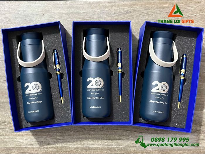 Bộ Quà Tặng (Bình Giữ Nhiệt Lock&Lock & Bút Ký) Màu Xanh - In Khắc Logo 20 Năm Trường Đại Học Nông Lâm TP.HCM