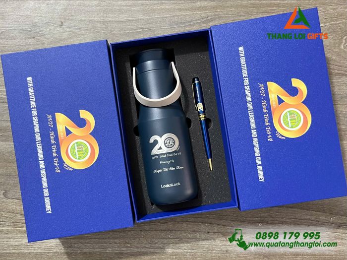 Bộ Quà Tặng (Bình Giữ Nhiệt Lock&Lock & Bút Ký) Màu Xanh - In Khắc Logo 20 Năm Trường Đại Học Nông Lâm TP.HCM