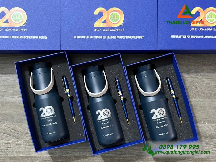 Bộ Quà Tặng (Bình Giữ Nhiệt Lock&Lock & Bút Ký) Màu Xanh - In Khắc Logo 20 Năm Trường Đại Học Nông Lâm TP.HCM