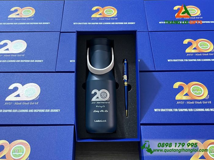 Bộ Quà Tặng (Bình Giữ Nhiệt Lock&Lock & Bút Ký) Màu Xanh - In Khắc Logo 20 Năm Trường Đại Học Nông Lâm TP.HCM