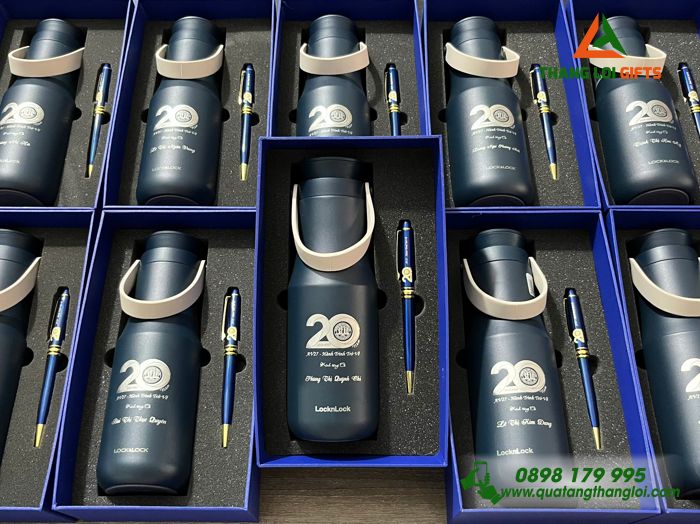 Bộ Quà Tặng (Bình Giữ Nhiệt Lock&Lock & Bút Ký) Màu Xanh - In Khắc Logo 20 Năm Trường Đại Học Nông Lâm TP.HCM