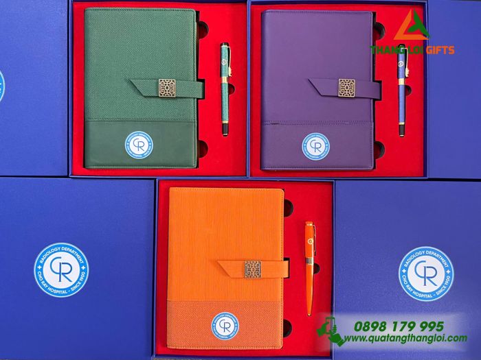 Combo Quà Tặng (Sổ Tay Bìa Còng & Bút Ký) - In Khắc Logo Bệnh Viện Chợ Rẫy