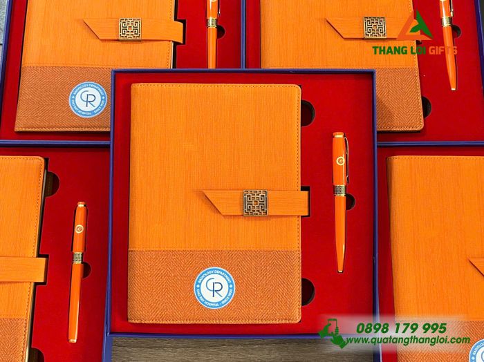 Combo Quà Tặng (Sổ Tay Bìa Còng & Bút Ký) - In Khắc Logo Bệnh Viện Chợ Rẫy