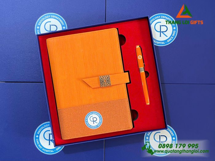 Combo Quà Tặng (Sổ Tay Bìa Còng & Bút Ký) - In Khắc Logo Bệnh Viện Chợ Rẫy