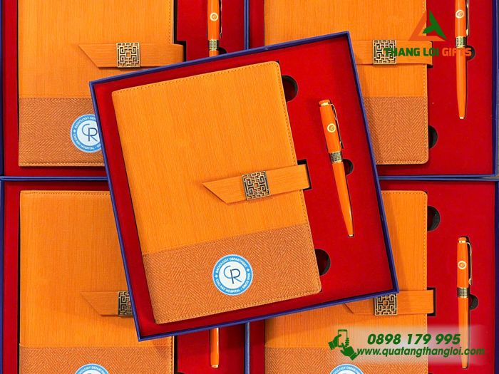 Combo Quà Tặng (Sổ Tay Bìa Còng & Bút Ký) - In Khắc Logo Bệnh Viện Chợ Rẫy