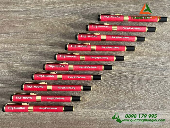 Bút Ký Kim Loại Màu Đỏ Khoen Cài HÌnh Đầu Rồng - Khắc Logo Doanh Nghiệp Thái Hương