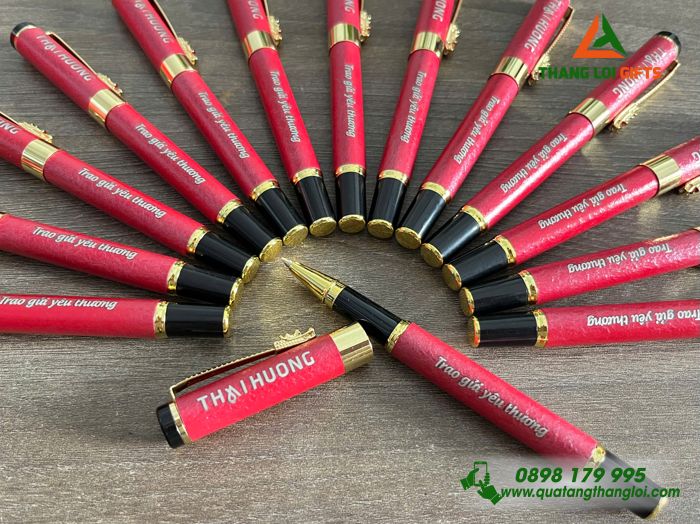 Bút Ký Kim Loại Màu Đỏ Khoen Cài HÌnh Đầu Rồng - Khắc Logo Doanh Nghiệp Thái Hương