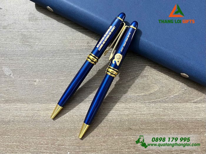 Bút Ký Kim Loại Xoay Màu Xanh Khoen Vàng - Khắc Logo 20 Năm Trường Đại Học Nông Lâm TP.HCM