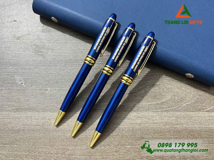 Bút Ký Kim Loại Xoay Màu Xanh Khoen Vàng - Khắc Logo 20 Năm Trường Đại Học Nông Lâm TP.HCM