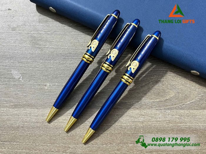 Bút Ký Kim Loại Xoay Màu Xanh Khoen Vàng - Khắc Logo 20 Năm Trường Đại Học Nông Lâm TP.HCM