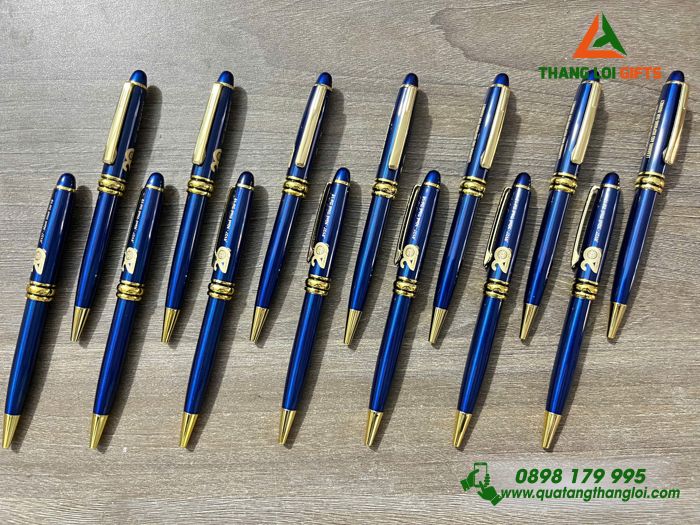 Bút Ký Kim Loại Xoay Màu Xanh Khoen Vàng - Khắc Logo 20 Năm Trường Đại Học Nông Lâm TP.HCM