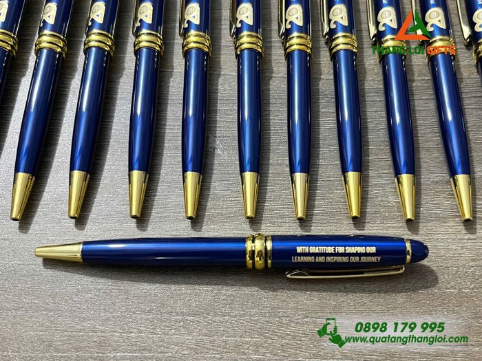 Bút Ký Kim Loại Xoay Màu Xanh Khoen Vàng - Khắc Logo 20 Năm Trường Đại Học Nông Lâm TP.HCM