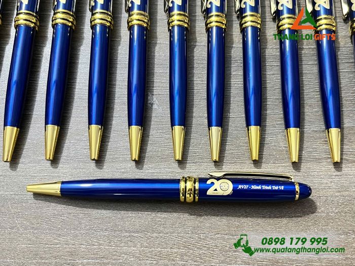Bút Ký Kim Loại Xoay Màu Xanh Khoen Vàng - Khắc Logo 20 Năm Trường Đại Học Nông Lâm TP.HCM