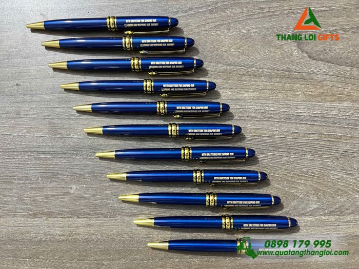 Bút Ký Kim Loại Xoay Màu Xanh Khoen Vàng - Khắc Logo 20 Năm Trường Đại Học Nông Lâm TP.HCM