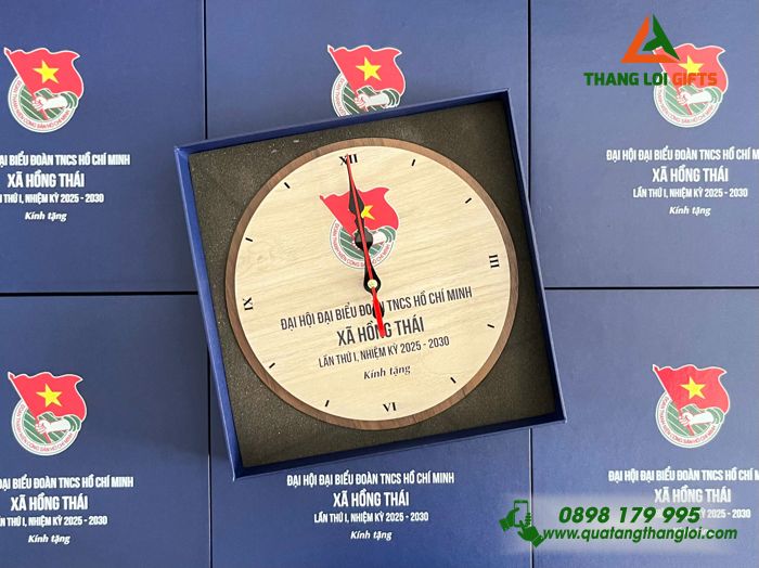 Đồng Hồ Gỗ Tròn Để Bàn - In Khắc Logo Đại Hội Đoàn TNCS Hồ Chí Minh Xã Hồng Thái 