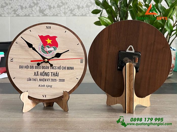 Đồng Hồ Gỗ Tròn Để Bàn - In Khắc Logo Đại Hội Đoàn TNCS Hồ Chí Minh Xã Hồng Thái 
