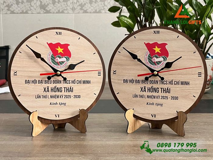 Đồng Hồ Gỗ Tròn Để Bàn - In Khắc Logo Đại Hội Đoàn TNCS Hồ Chí Minh Xã Hồng Thái 