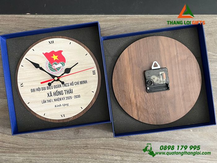 Đồng Hồ Gỗ Tròn Để Bàn - In Khắc Logo Đại Hội Đoàn TNCS Hồ Chí Minh Xã Hồng Thái 