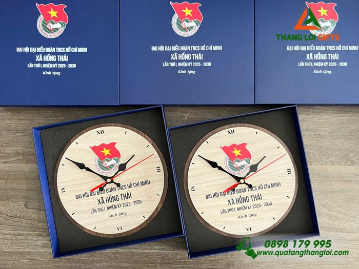 Đồng Hồ Gỗ Tròn Để Bàn - In Khắc Logo Đại Hội Đoàn TNCS Hồ Chí Minh Xã Hồng Thái 