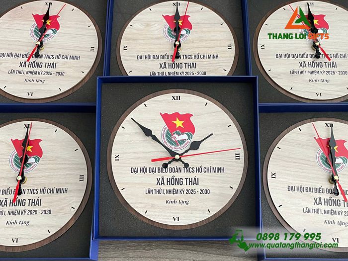 Đồng Hồ Gỗ Tròn Để Bàn - In Khắc Logo Đại Hội Đoàn TNCS Hồ Chí Minh Xã Hồng Thái 
