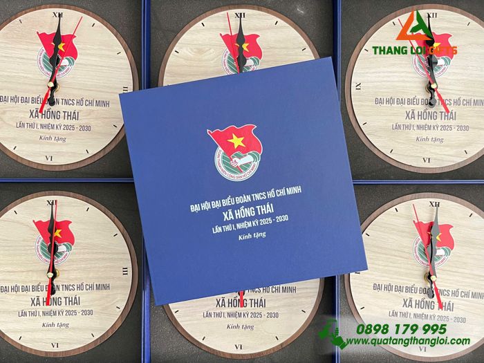 Đồng Hồ Gỗ Tròn Để Bàn - In Khắc Logo Đại Hội Đoàn TNCS Hồ Chí Minh Xã Hồng Thái 