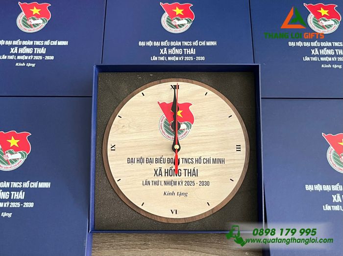 Đồng Hồ Gỗ Tròn Để Bàn - In Khắc Logo Đại Hội Đoàn TNCS Hồ Chí Minh Xã Hồng Thái 