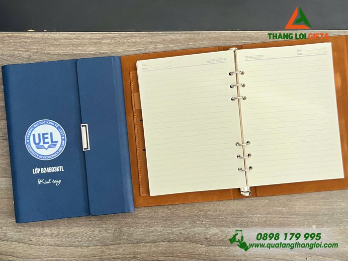 Sổ Tay Bìa Còng Gập 3 Màu Xanh - In Logo Trường Đại Học Kinh Tế - Luật