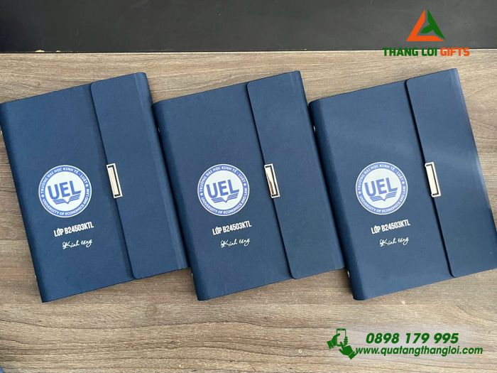 Sổ Tay Bìa Còng Gập 3 Màu Xanh - In Logo Trường Đại Học Kinh Tế - Luật