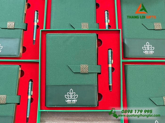 Bộ Quà Tặng (Sổ & Bút) Màu Xanh - In Khắc Logo Doanh Nghiệp Liên Việt Green Foods