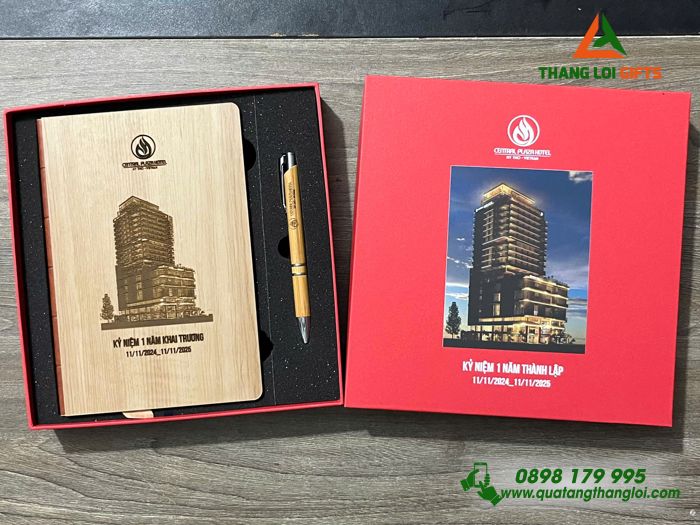 Combo Quà Tặng (Sổ & Bút) Gỗ Tre - In Khắc Logo Doanh Nghiệp Central Plaza Hotel