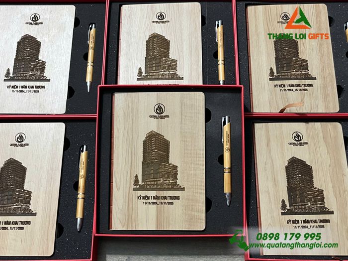 Combo Quà Tặng (Sổ & Bút) Gỗ Tre - In Khắc Logo Doanh Nghiệp Central Plaza Hotel