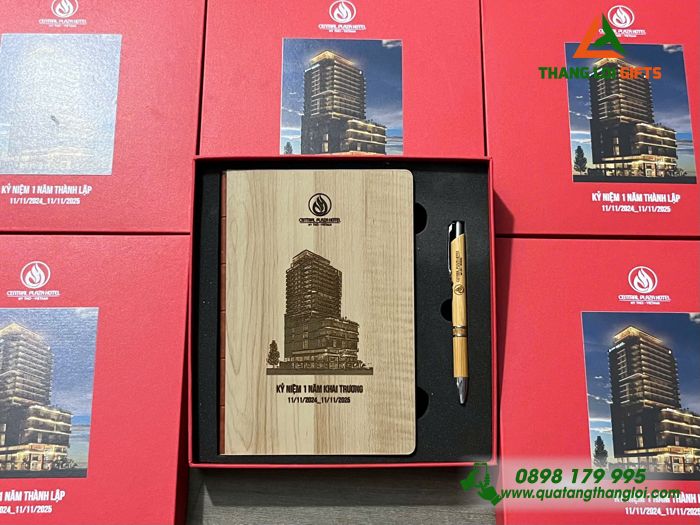 Combo Quà Tặng (Sổ & Bút) Gỗ Tre - In Khắc Logo Doanh Nghiệp Central Plaza Hotel