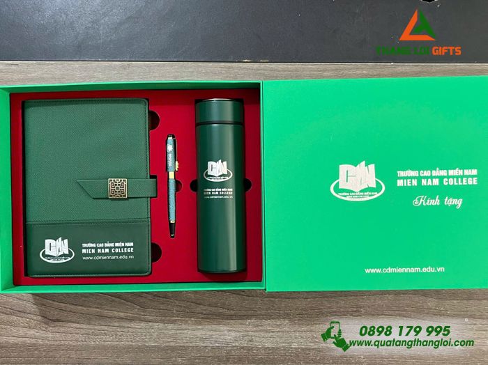 Giftset Bộ Quà Tặng (Sổ+ Bình+ Bút) Màu Xanh Lá - In Khắc Logo Trường Cao Đẳng Miền Nam