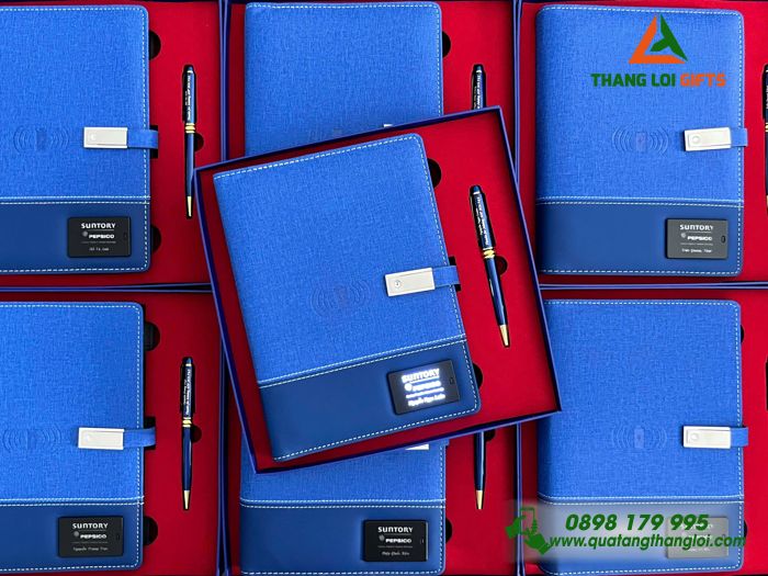 Set Quà Tặng (Sổ Đa Năng & Bút Ký) Màu Xanh - In Khắc Logo Doanh Nghiệp Suntory Pepsico