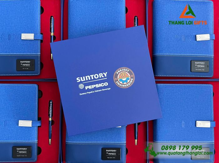 Set Quà Tặng (Sổ Đa Năng & Bút Ký) Màu Xanh - In Khắc Logo Doanh Nghiệp Suntory Pepsico
